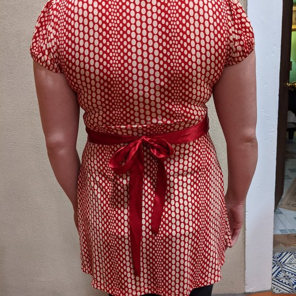 V-neck red and cream colored top - Picture 2 of 4